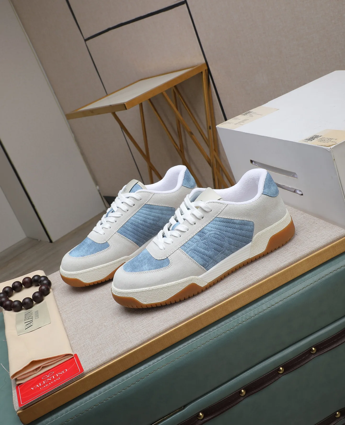 Men's shoes 💰740【Valentino】Couples model, size: Men's model 39-44 (45 customized) Valentino Valentino Couple model Joie de Jouer series Velcro Thick sole Bread shoes Couple model Casual sports shoes White shoes Original purchase and development Production Joie de Jouer series The style is simple but not out of style. The pure white base is paired with fresh green and soft beige, and the unique Velcro design highlights your personality. Every detail tells fashion and quality. Wear it, take a confident step, and start the trend journey. Delivered in exquisite packaging🛍📦 ▪️Material: Original custom imported first-layer cowhide ▪️Inner lining: Original custom made soft sheepskin lining ▪️Outsole: Original open-molded non-slip TPU material ▪️Sole thickness: 3.5CM